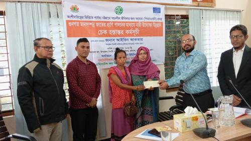 Cheque-hand-over-to-vulnerable-women-entrepreneurs-through-rearing-of-high-yeilding-variety