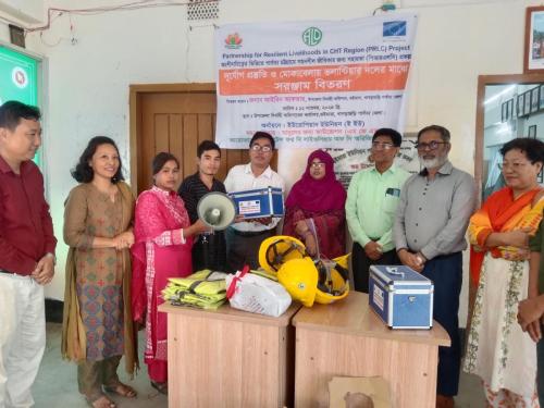 Equipments-distribution-to-volunteers-groups